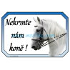 Kladrubský bělouš, kůň, cedulka nekrmit